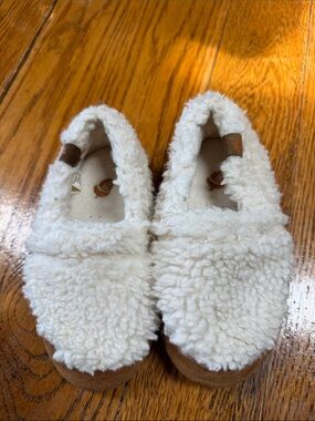 Acorn brand kids moccasin style slip on house shoes. Great condition. Size 10-11
